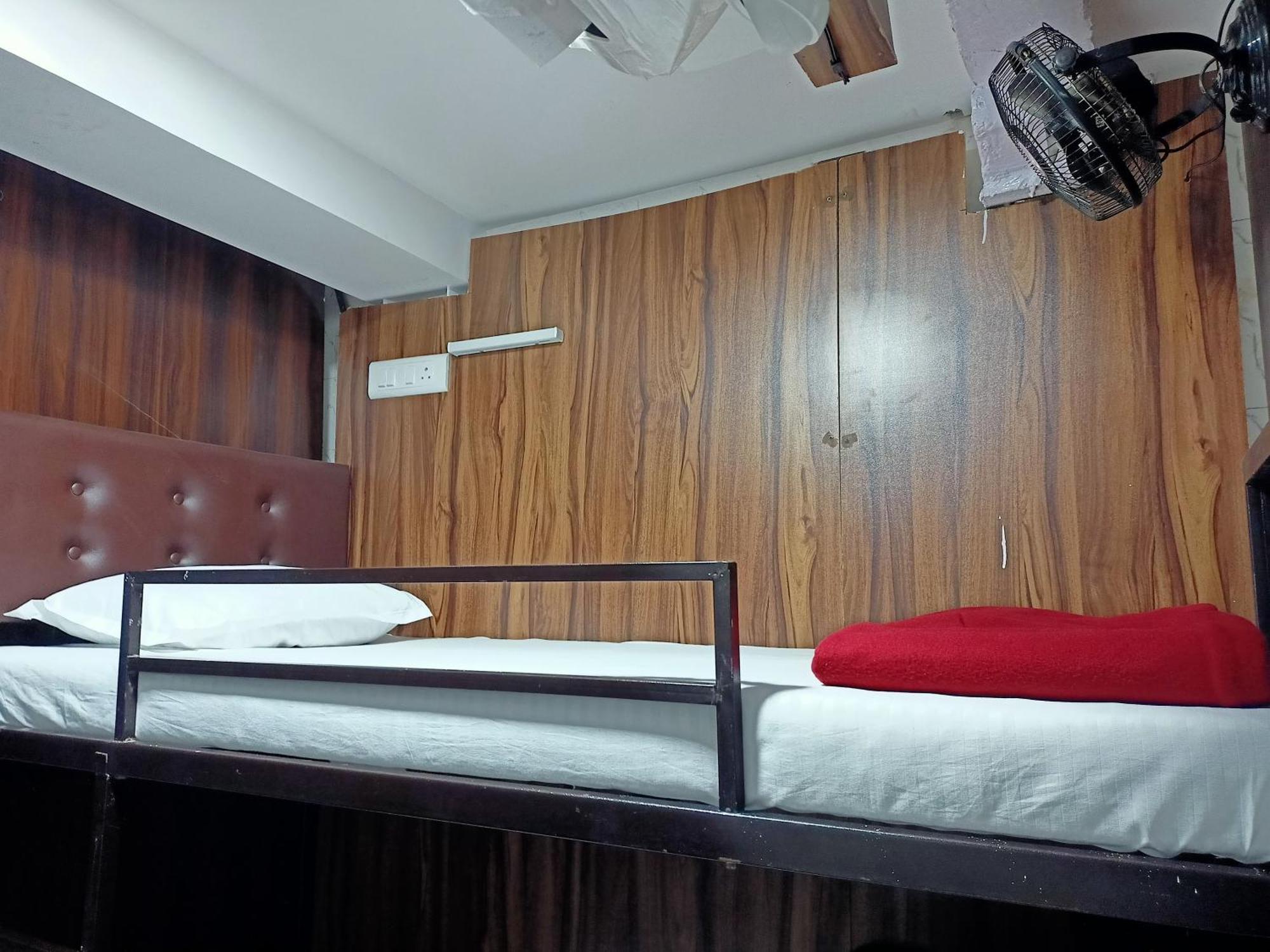 ホテル Golden View Dormitory ムンバイ エクステリア 写真