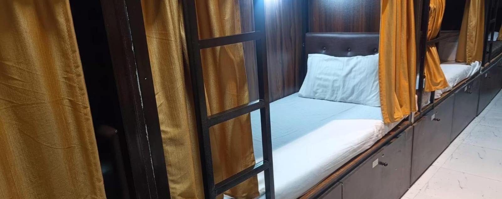 ホテル Golden View Dormitory ムンバイ エクステリア 写真