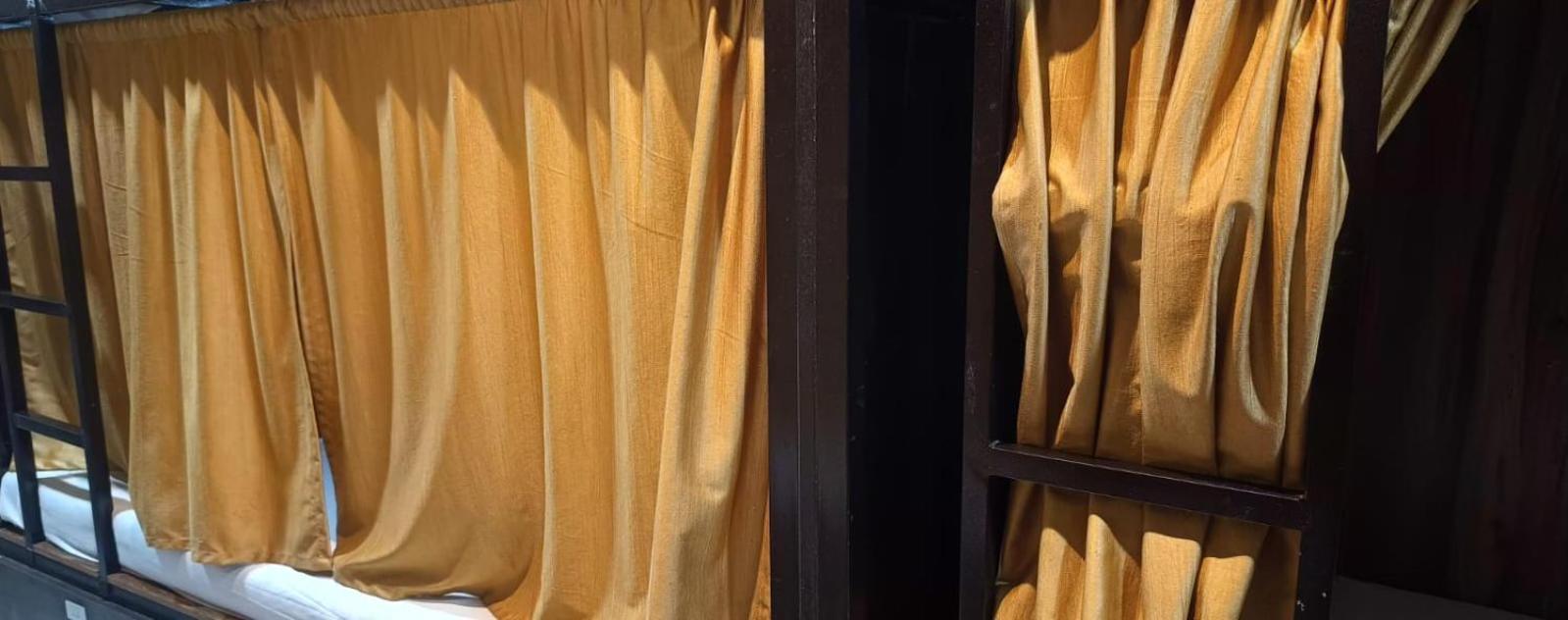 ホテル Golden View Dormitory ムンバイ エクステリア 写真