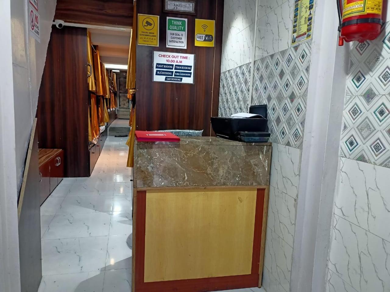ホテル Golden View Dormitory ムンバイ エクステリア 写真