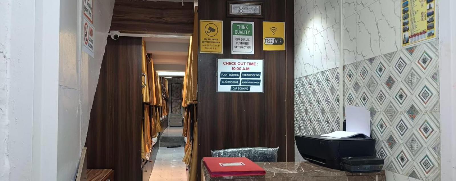 ホテル Golden View Dormitory ムンバイ エクステリア 写真