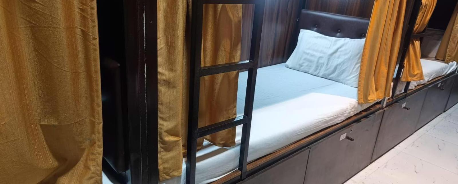 ホテル Golden View Dormitory ムンバイ エクステリア 写真