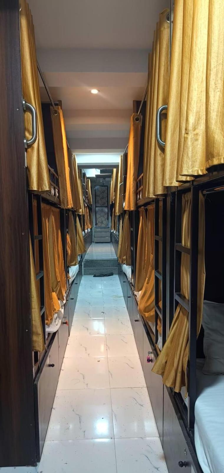 ホテル Golden View Dormitory ムンバイ エクステリア 写真
