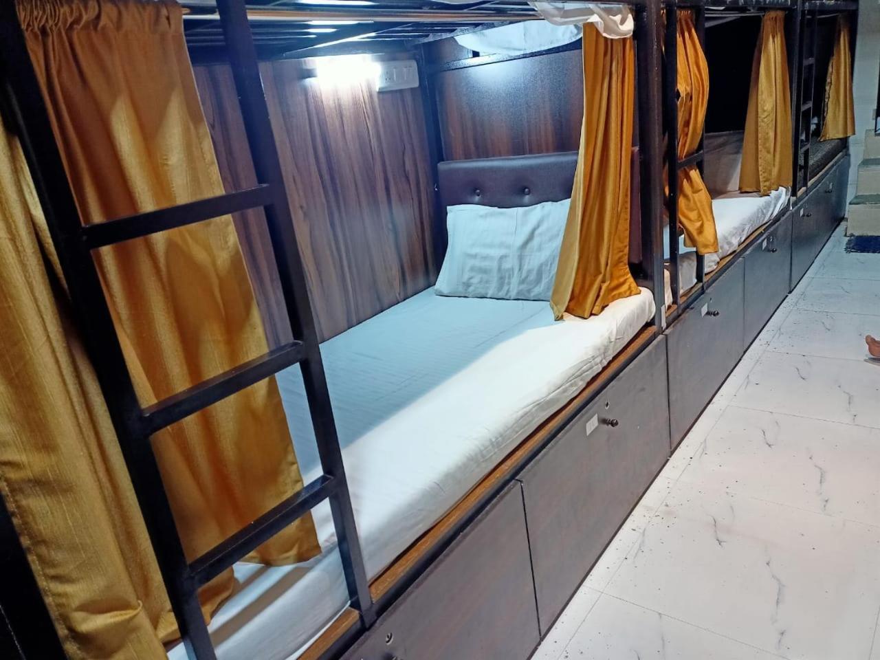 ホテル Golden View Dormitory ムンバイ エクステリア 写真