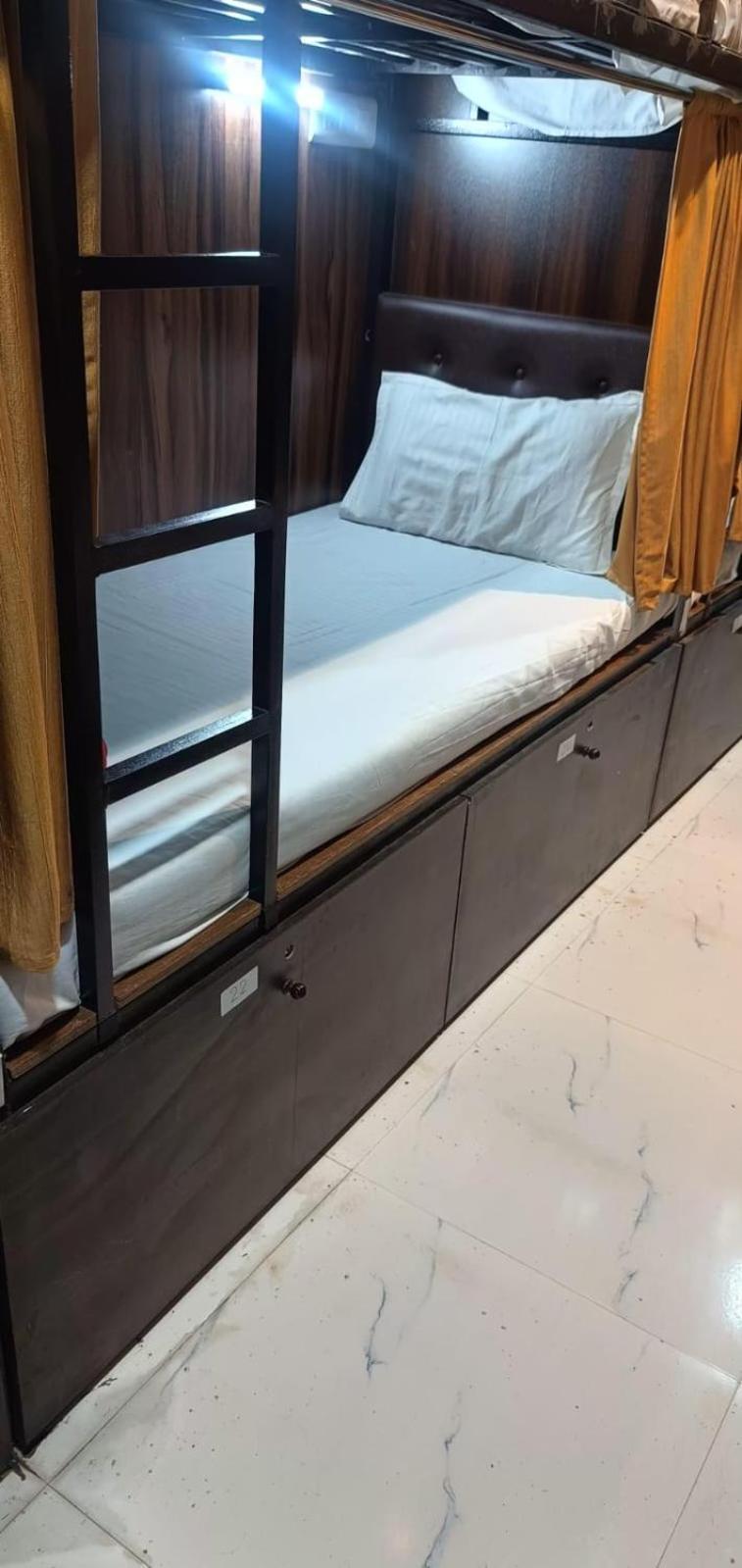 ホテル Golden View Dormitory ムンバイ エクステリア 写真